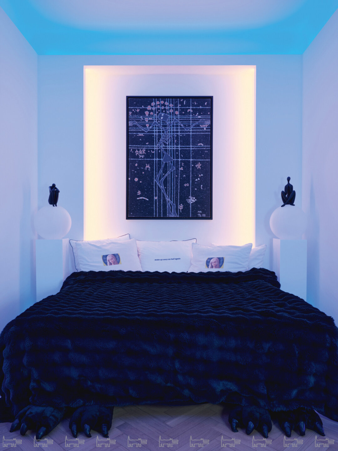 Арт-акцент спальни — «Распятие» Руслана Цримова, фантастического живописца из Нальчика, академика Российской академии художеств, ретроспективу