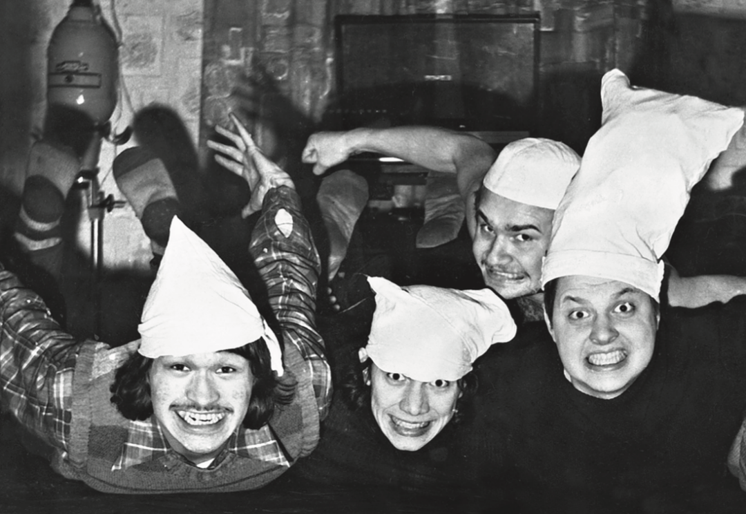 Виктор Цой, Антон Галин, Евгений Юфит и Андрей Панов. Дома у Евгения Юфита. 1980 год