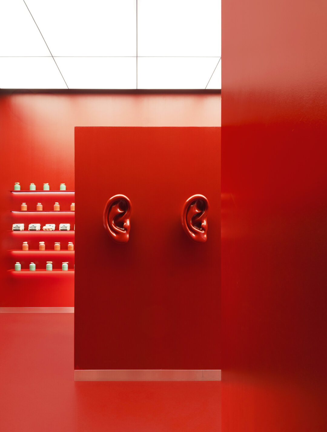 Для техноинтерьера бутика Predubezhdai дизайнер Юнона Незванкина придумала арт-объект «Ухо», ставший хайлайтом пространства