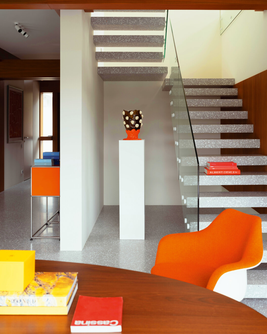 Частный дом в поселке Osko-Village должен был быть «бежевым», но в процессе стройки возник цвет и акценты на коллекционных объектах дизайна