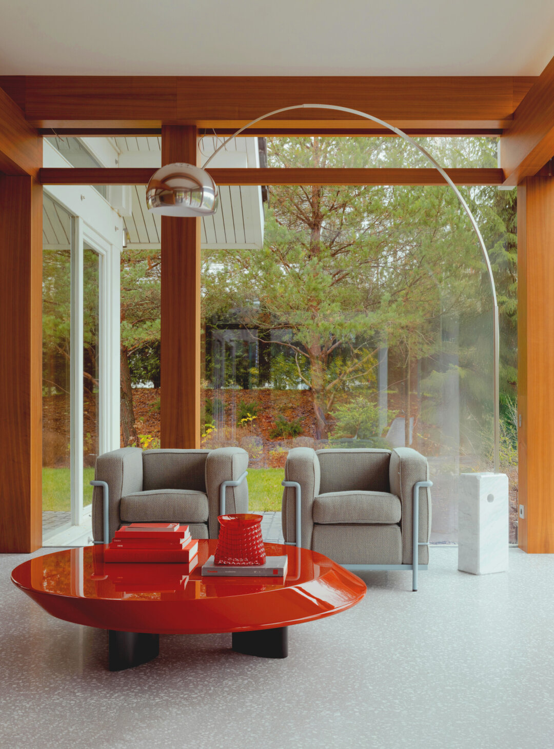 Частный дом в поселке Osko-Village должен был быть «бежевым», но в процессе стройки возник цвет и акценты на коллекционных объектах дизайна