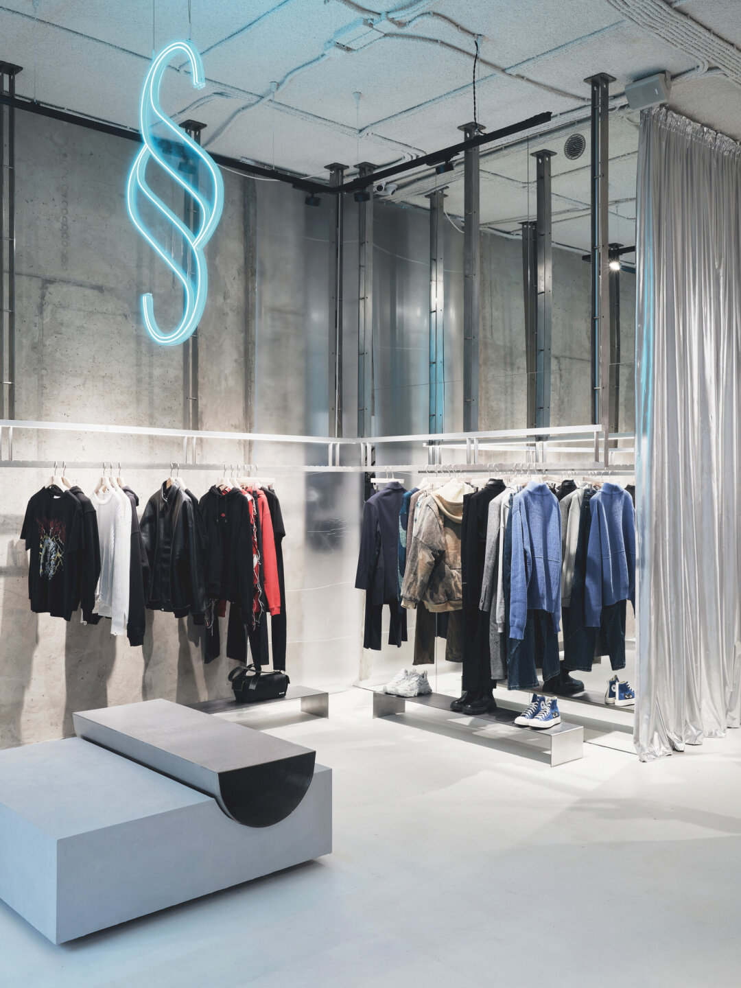 Лейтмотивом дизайна бутика авангардной моды Studio Slow стал брутализм