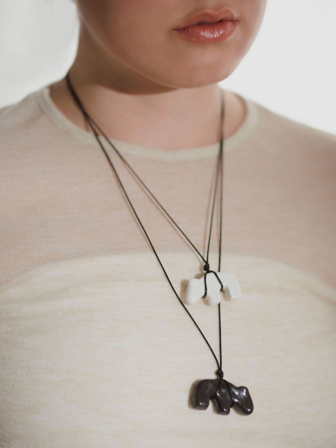 Украшения из фарфора по мотивам Пермского звериного стиля в Центральном выставочном зале