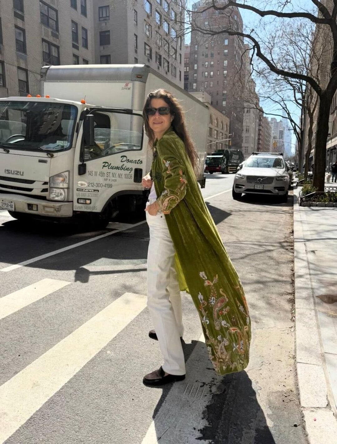 Фэшн-редактор Леандра Медин замиксовала пестрый восточный кафтан с белым монохромом