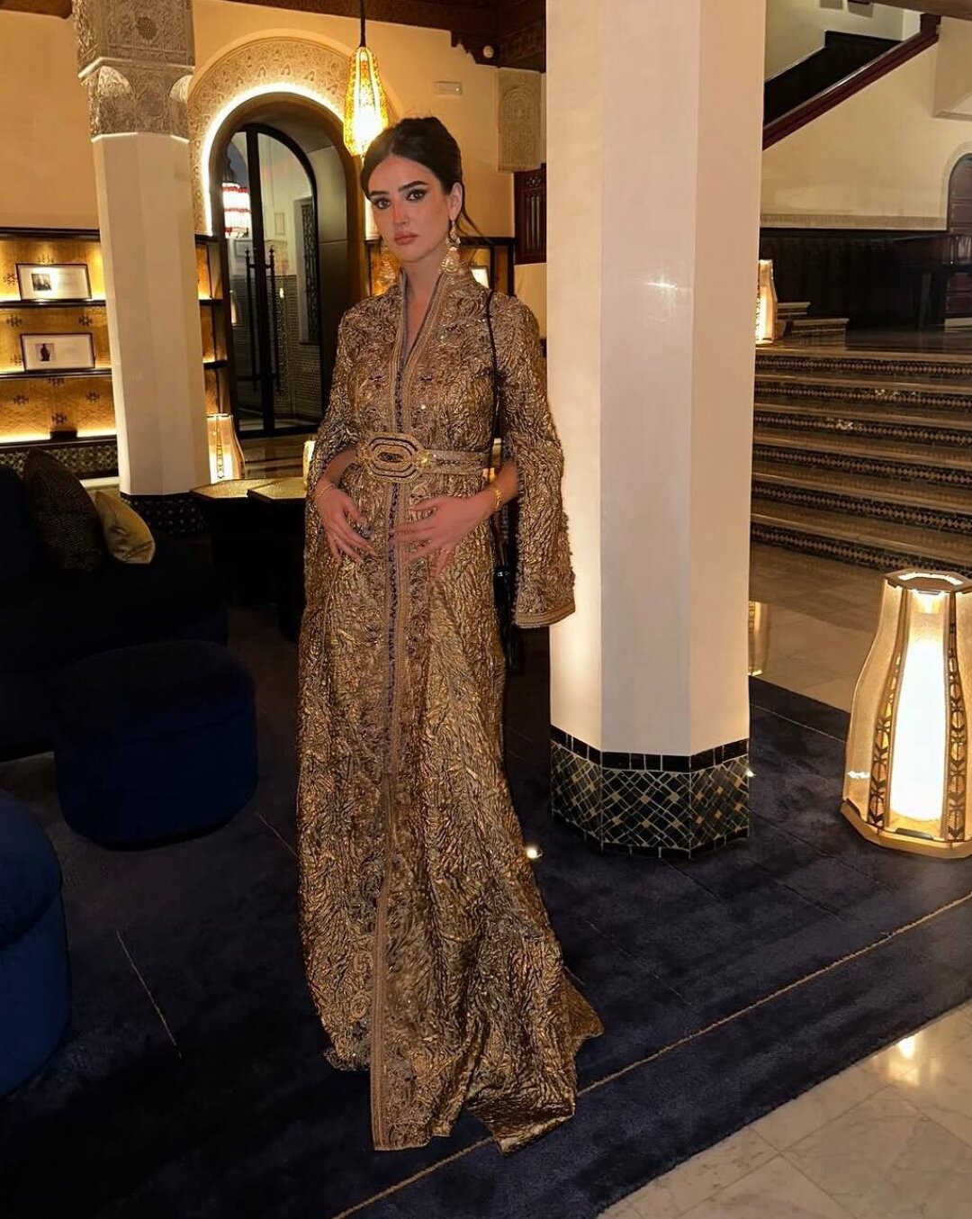 Инфлюенсер Инес Тази выбрала золотистое платье с драгоценными вышивками в ориенталистском стиле