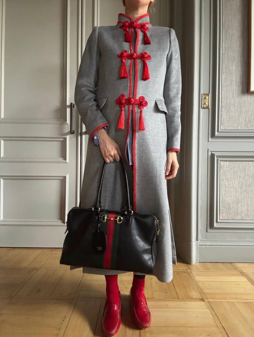 Бланка Миро примерила ципао-пальто и зарифмовала алые застежки с красными носками и лакированными лоферами