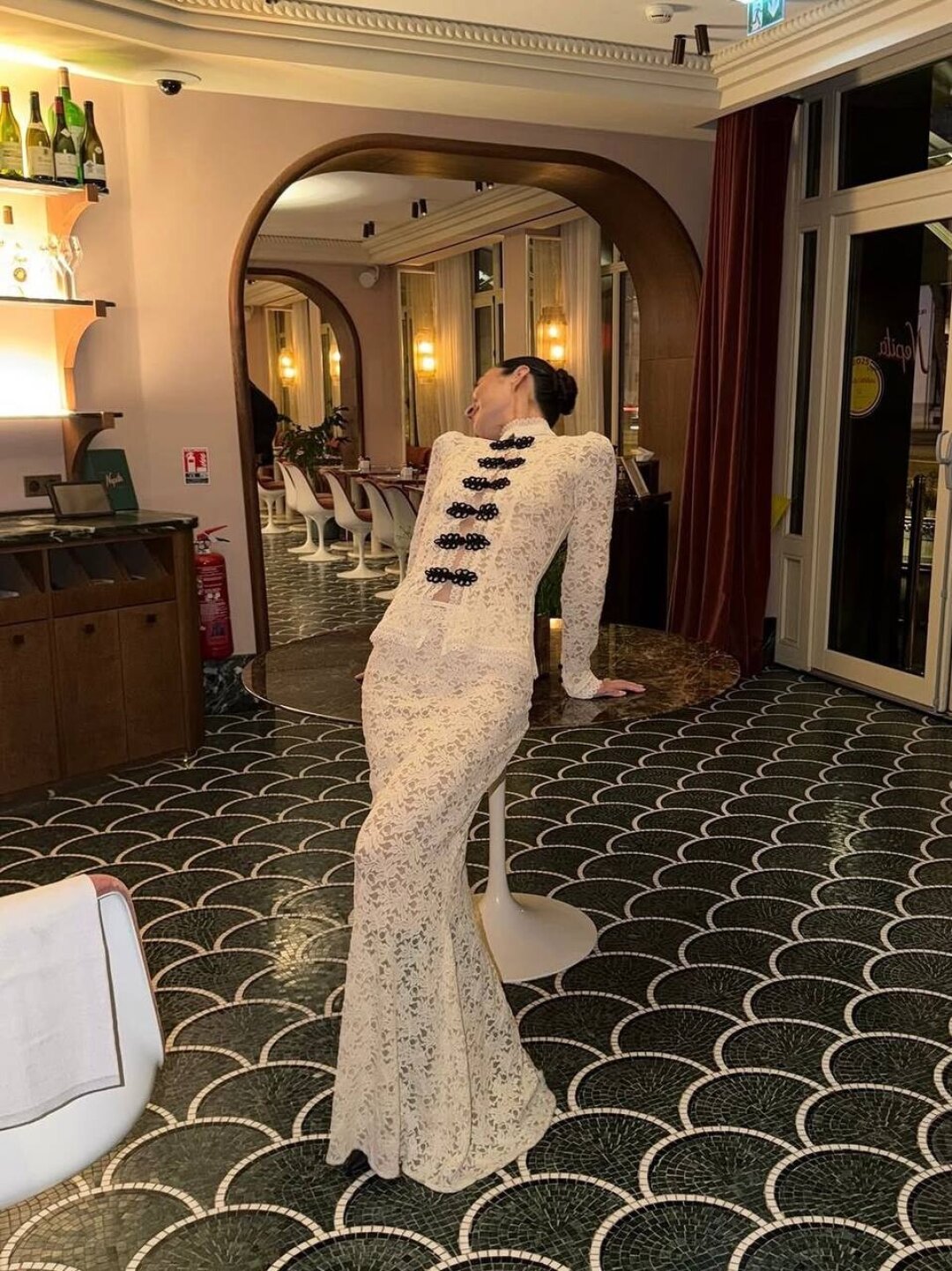 Клаудиа Ли Джонсон выгуливает кружевной тотал-лук с азиатским жакетом