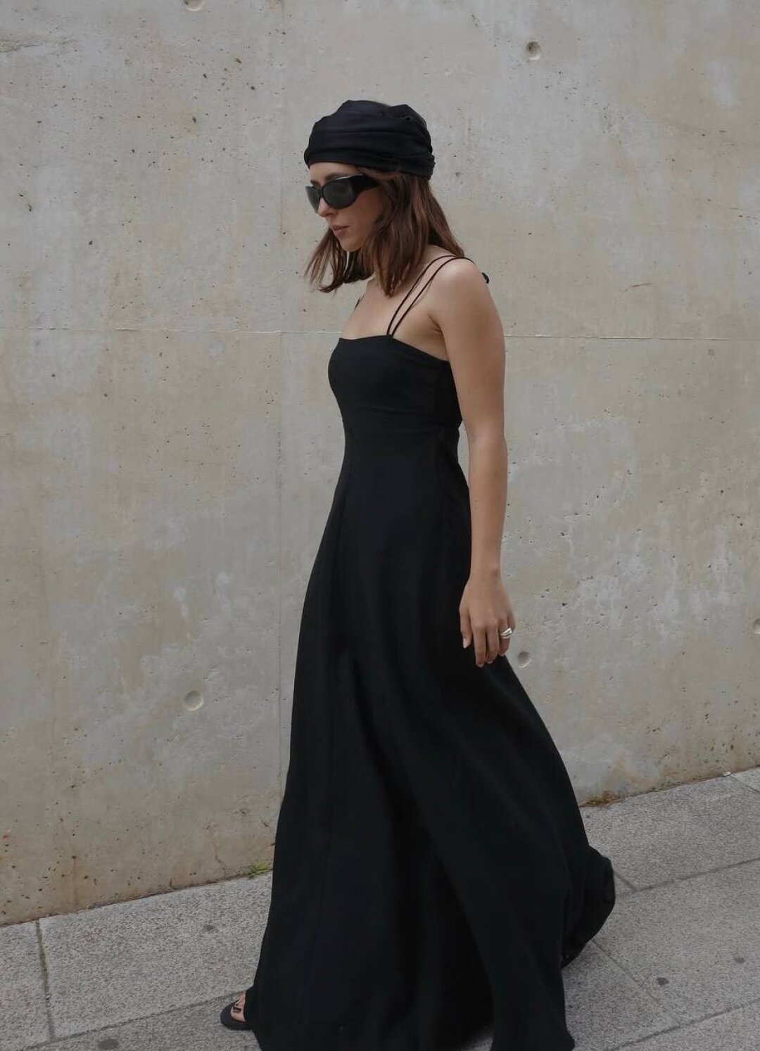 Дебора Роса дополнила лаконичное платье-бандо восточной чалмой в тон