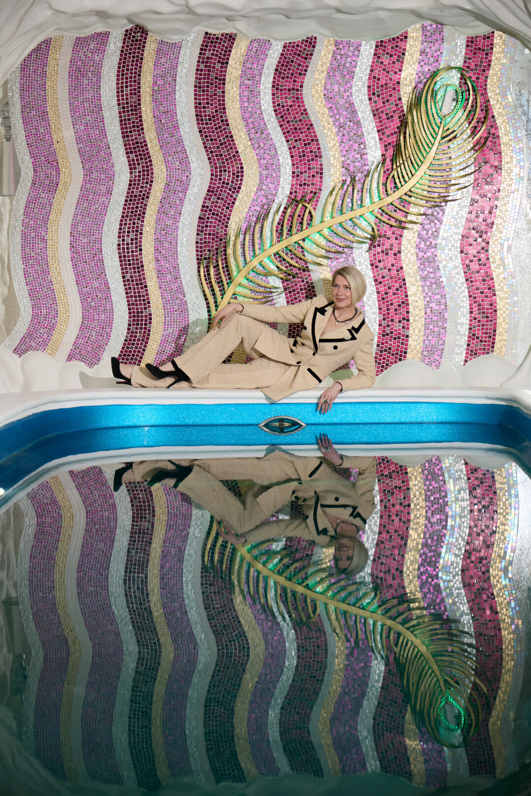 Первым на строительном участке появился именно бассейн, он не только встроен в основу фундамента, но и служит надежным «зубом», который защищает дом