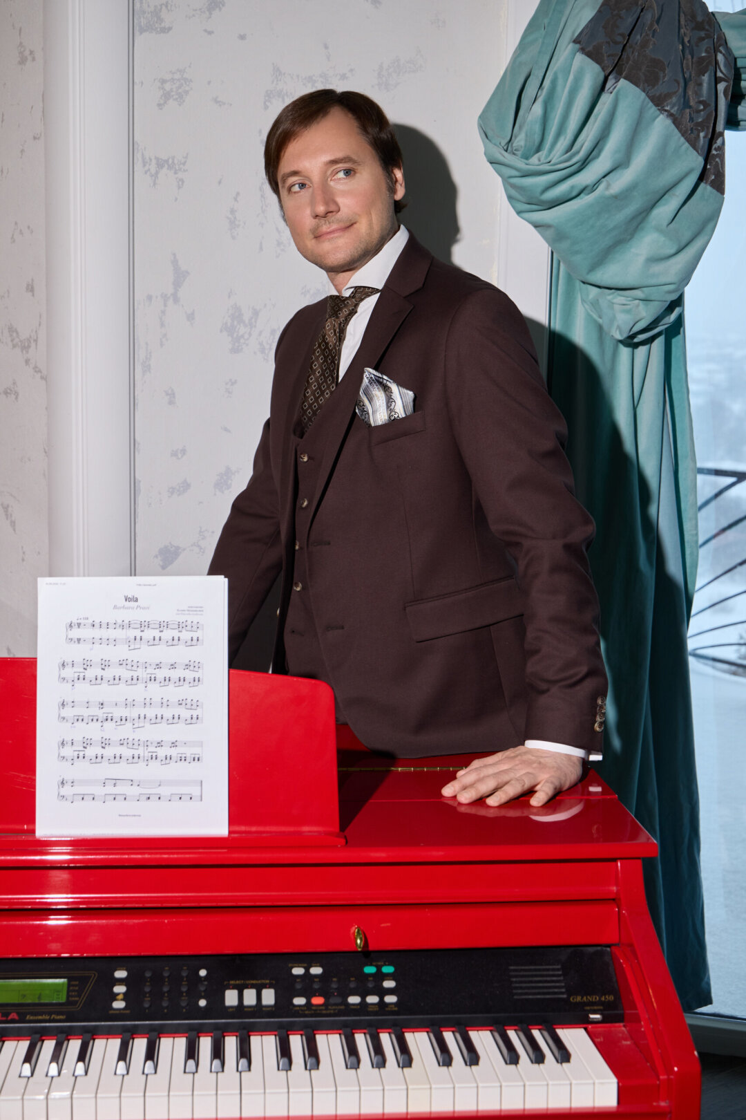 Большая гостиная получила название музыкальной. Ее доминанта – красный рояль, который купили для занятий старшей дочери Елизаветы, сейчас на нем