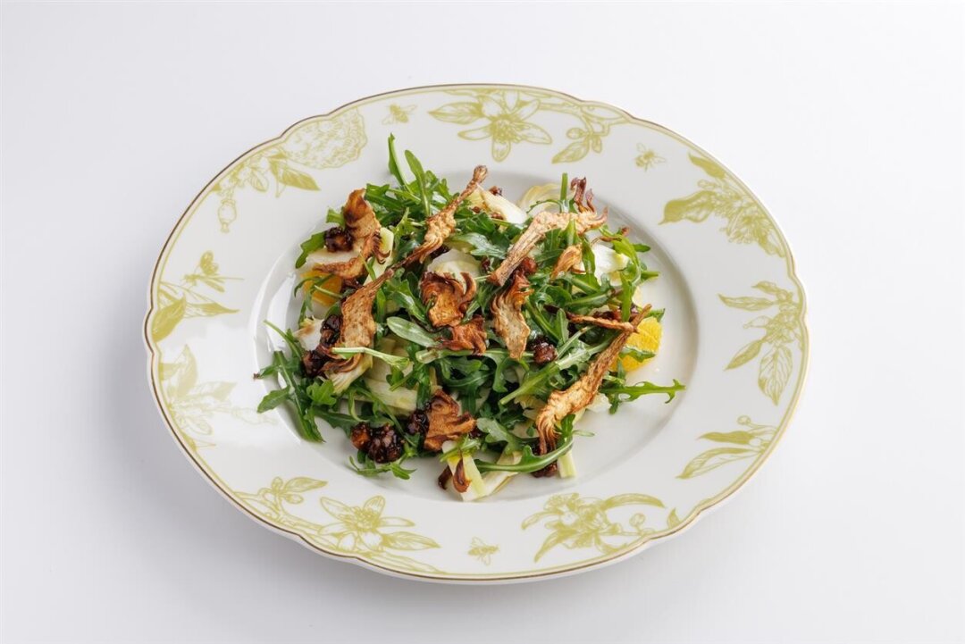 Салат со свежими артишоками, вяленым инжиром и сыром пармезан