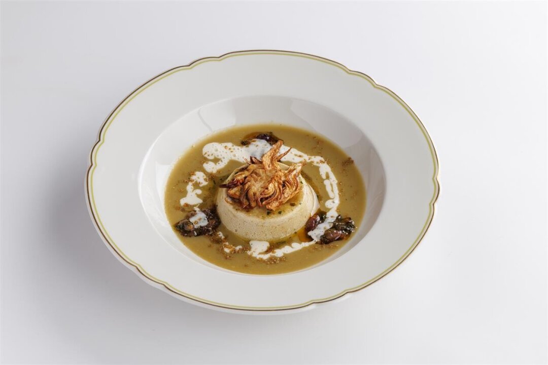 Флан из артишоков с гремолатой из оливок и соусом берблан