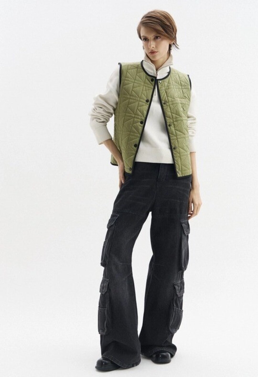 Karl Lagerfeld, BNS club, 18 200 руб. Фэшн-база петербуржца — легкий стеганый жилет, который незаметно утеплит пальто, защитит от вечерней прохлады