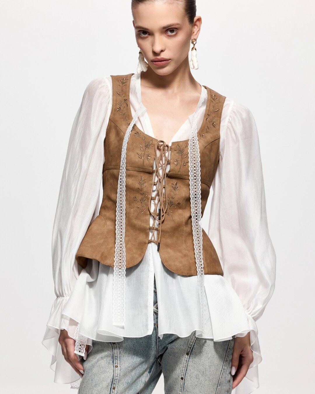 Sorelle Era, 36 000 руб. Ловим от этого жилета из эко-замши отчетливые вайбы средневековой принцессы (и Шрека!)