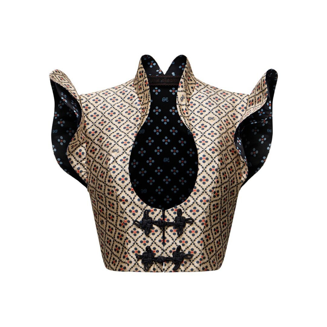 Ulyana Sergeenko, 180 000 руб. Кинематографичный жилет из шелковой чесучи с авторским принтом достоен главной роли в «Последнем императоре» Бертолуччи