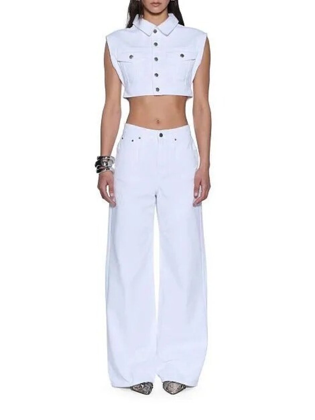 Ksubi, «У Красного моста», 21 900 руб. Кроп-длина всё еще с нами — заверено Versace, Isabel Marant Zimmermann. Носим жилет Ksubi по подиумному канону