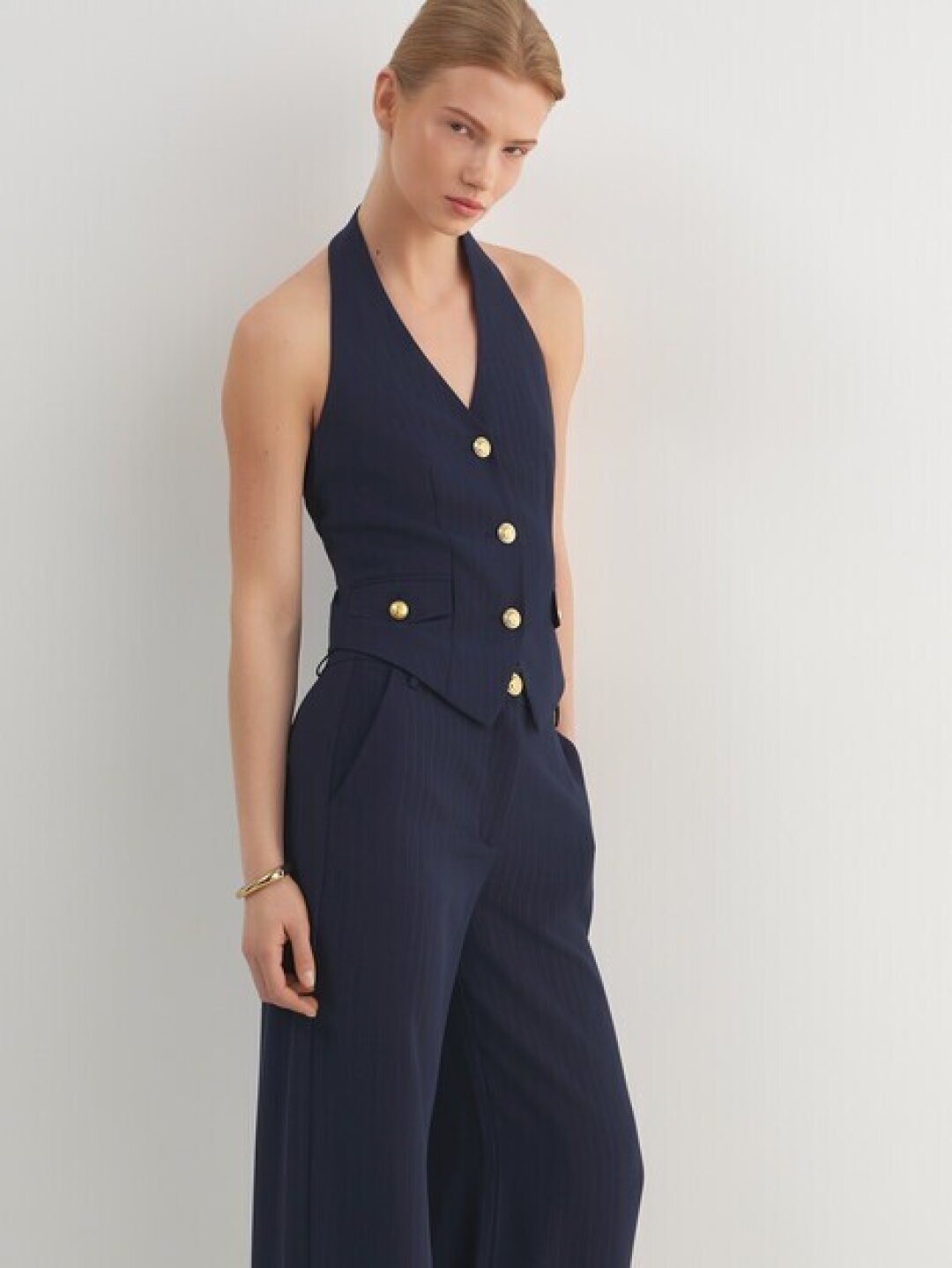 Marciano by Guess, Rendez-Vous, 19 700 руб. Mom, I am a rich man: повторяем культовую цитату Шер как аффирмацию, а чтоб наверняка, примеряем строгий