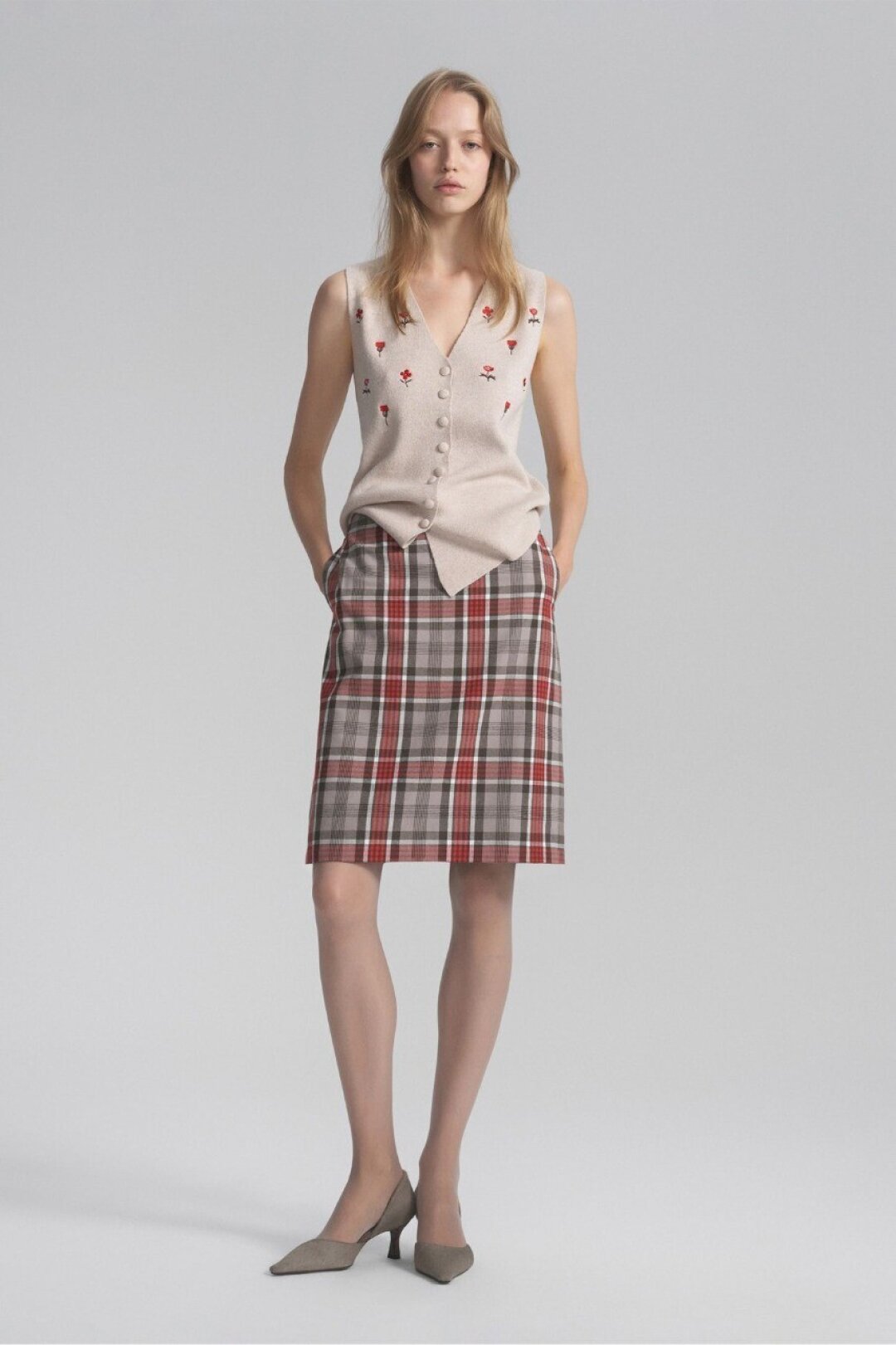 Level44, 18 900 руб. Алые розы, бальзамины и репейники распустились на кашемирово-шелковом жилете Level44