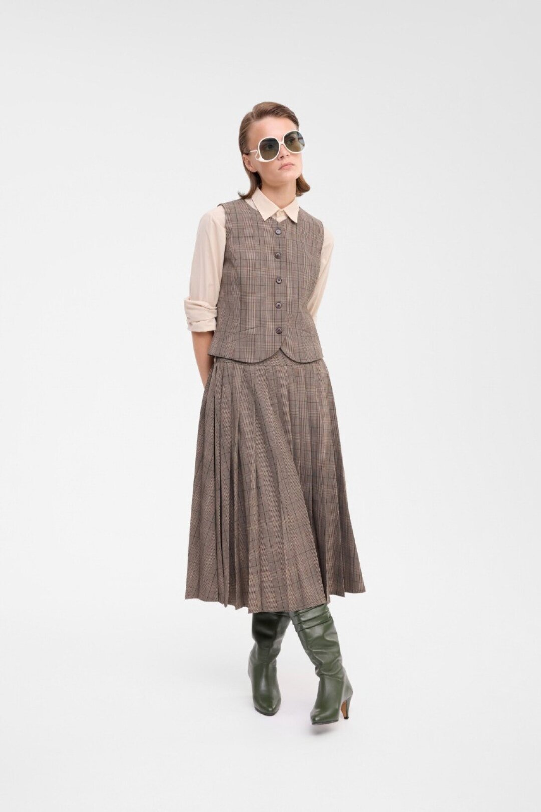 Lesyanebo, 34 000 руб. Консервативные миди-юбки, застегнутые на все пуговицы кардиганы, скромные тартан-жилеты (как в коллекции Lesyanebo!) и стойкий