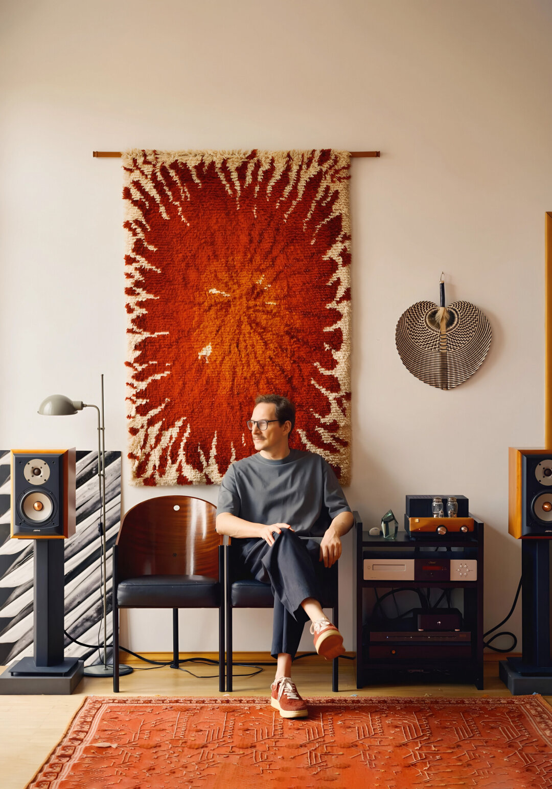 Дизайнер Евгений Нейманд — пример сапожника с сапогами: его собственная квартира демонстрирует ДНК бюро