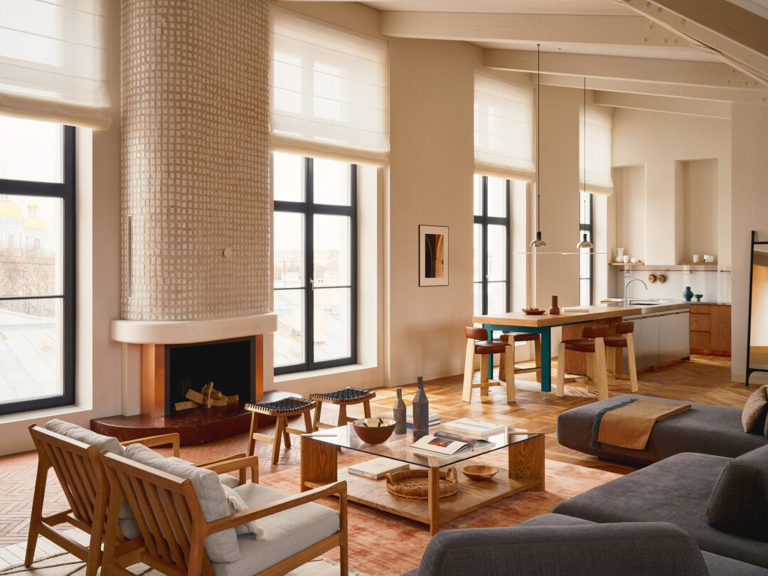 Апартаменты в Hideout Residence — пример полностью авторского интерьера: всё от камина до тканей выполнено на заказ