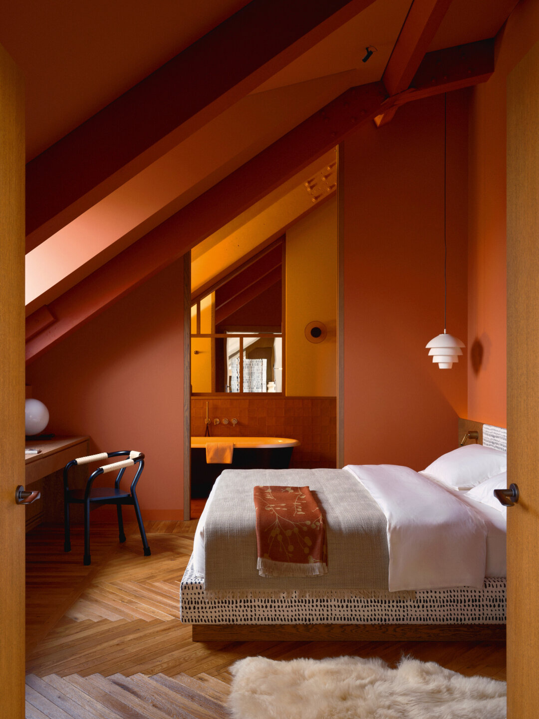 Апартаменты в Hideout Residence — пример полностью авторского интерьера: всё от камина до тканей выполнено на заказ