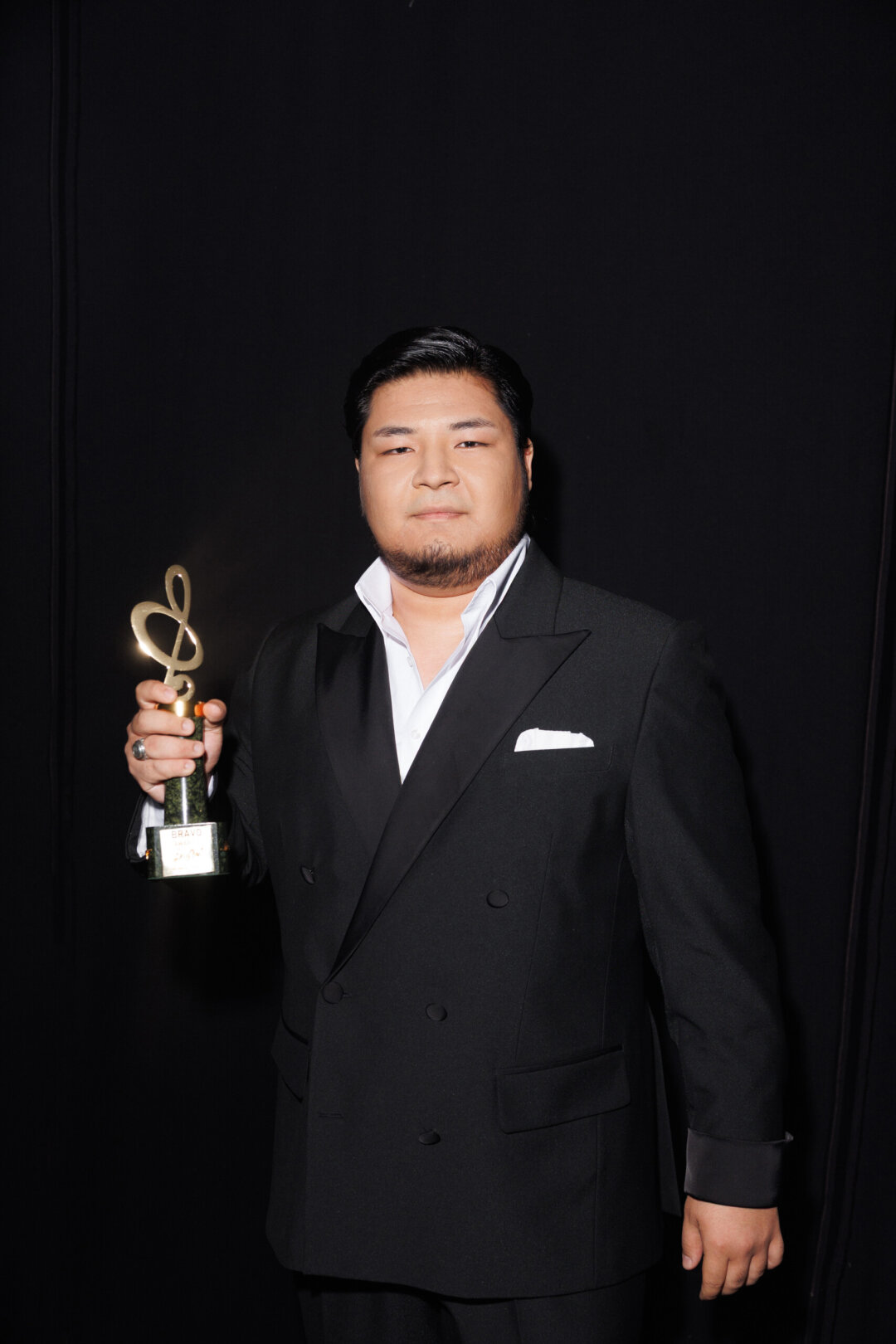 Классический исполнитель из страны-партнера – тенор Алихан Бейсеков из Казахстана