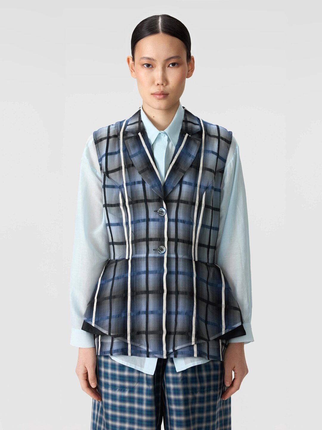 Ola Ola, 38 000 руб. Этой весной локалы Ola Ola спели фэшн-оду клетке и сочинили супрематическое всё — от галстуков до бермудов и жилетов с баской