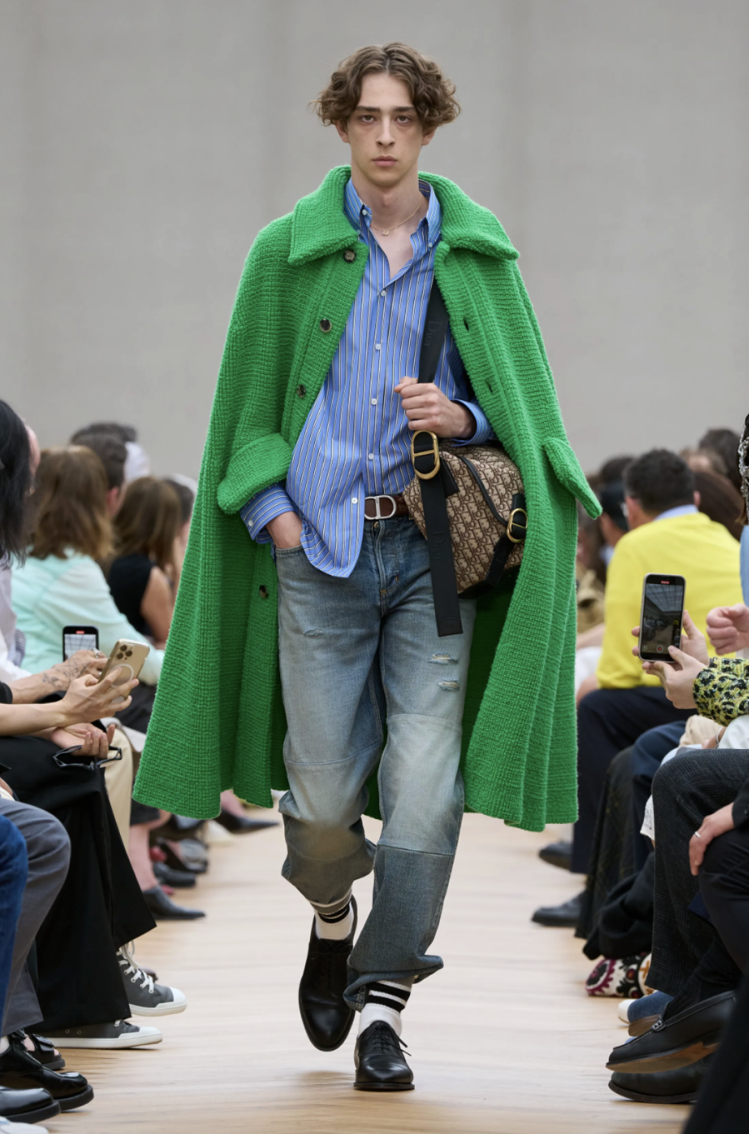 Dior Men SS'26 Худрук модного дома Christian Dior Джонатан Андерсон учит заправлять джинсы в носки и сочетать с остроносыми штиблетами (что? да!)