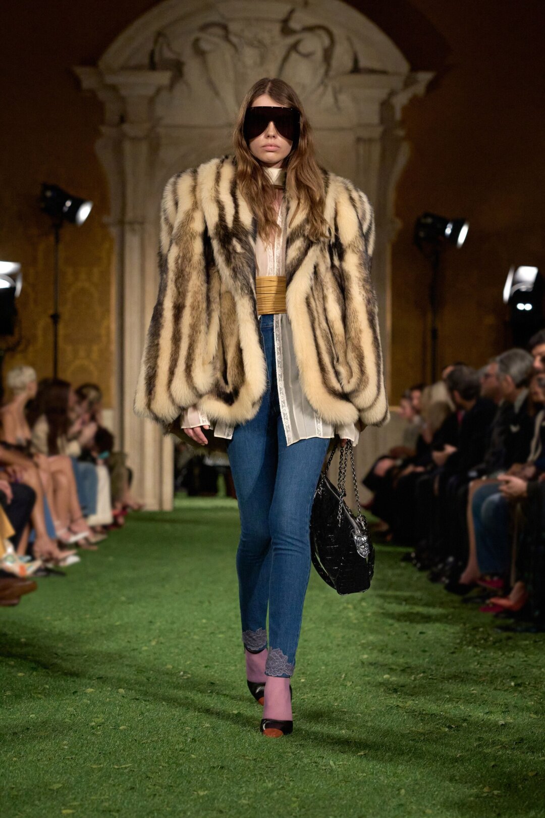 Valentino FW'26 Важнейший модный камбэк фэшн-сезона 2026 года — скинни-джинсы, которые креативный директор Valentino Алессандро Микеле советует