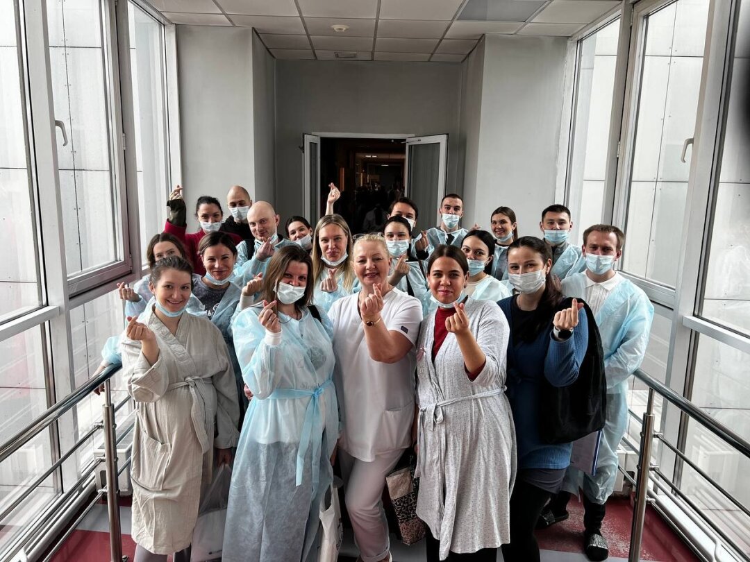 Ольга Александровна Рязанова, старший акушер родильного отделения (в центре)