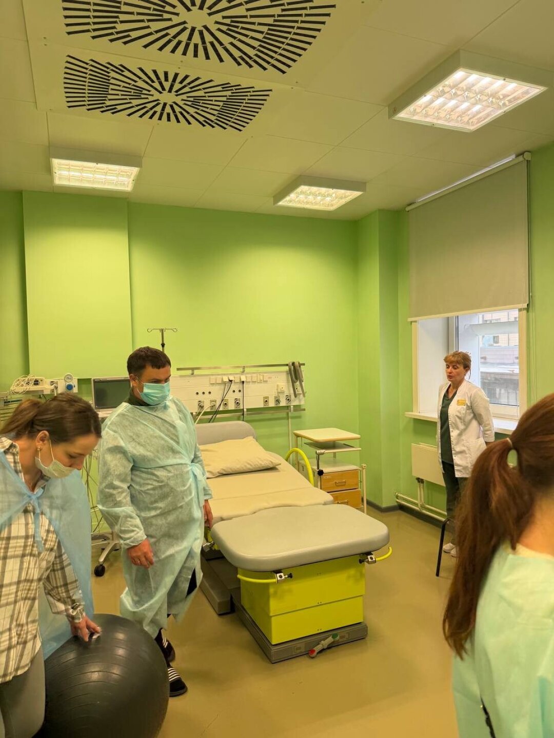 Заведующая отделением патологии Наталья Леонидовна Сверкунова проводит экскурсию по родильному залу