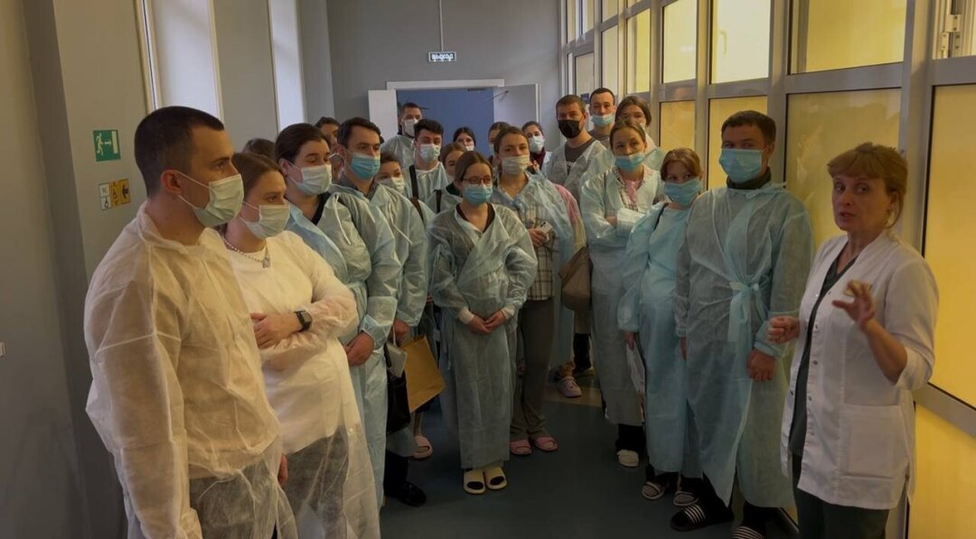 Заведующая отделением патологии Наталья Леонидовна Сверкунова проводит экскурсию по приемному отделению