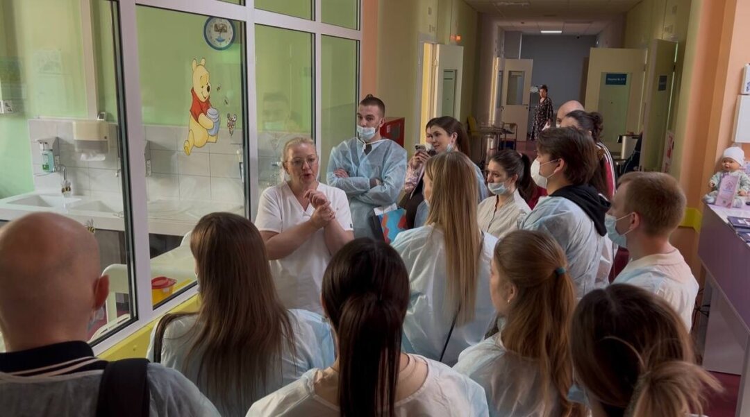 Ольга Александровна Рязанова, старший акушер родильного отделения, проводит экскурсию по детскому отделению