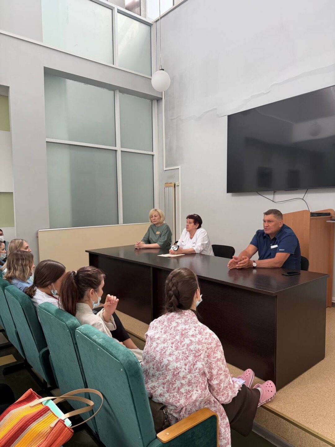 На вопросы будущих родителей отвечали (слева направо): заведующая физиологическим (послеродовым) отделением Анна Васильевна Михаленко, врач-методист