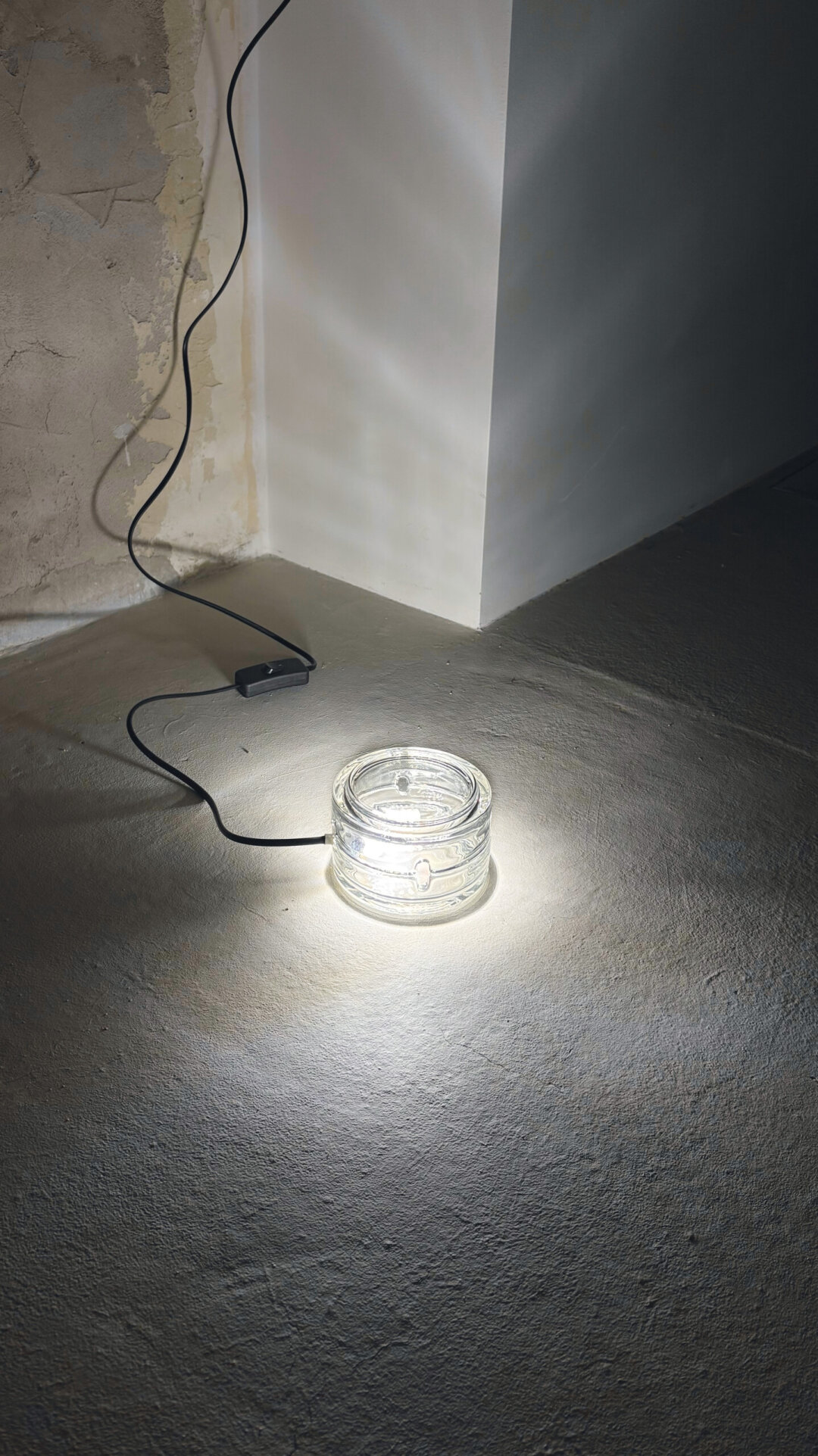 Светильник Спакиса из пепельниц точно оценил бы дадаист Марсель Дюшан