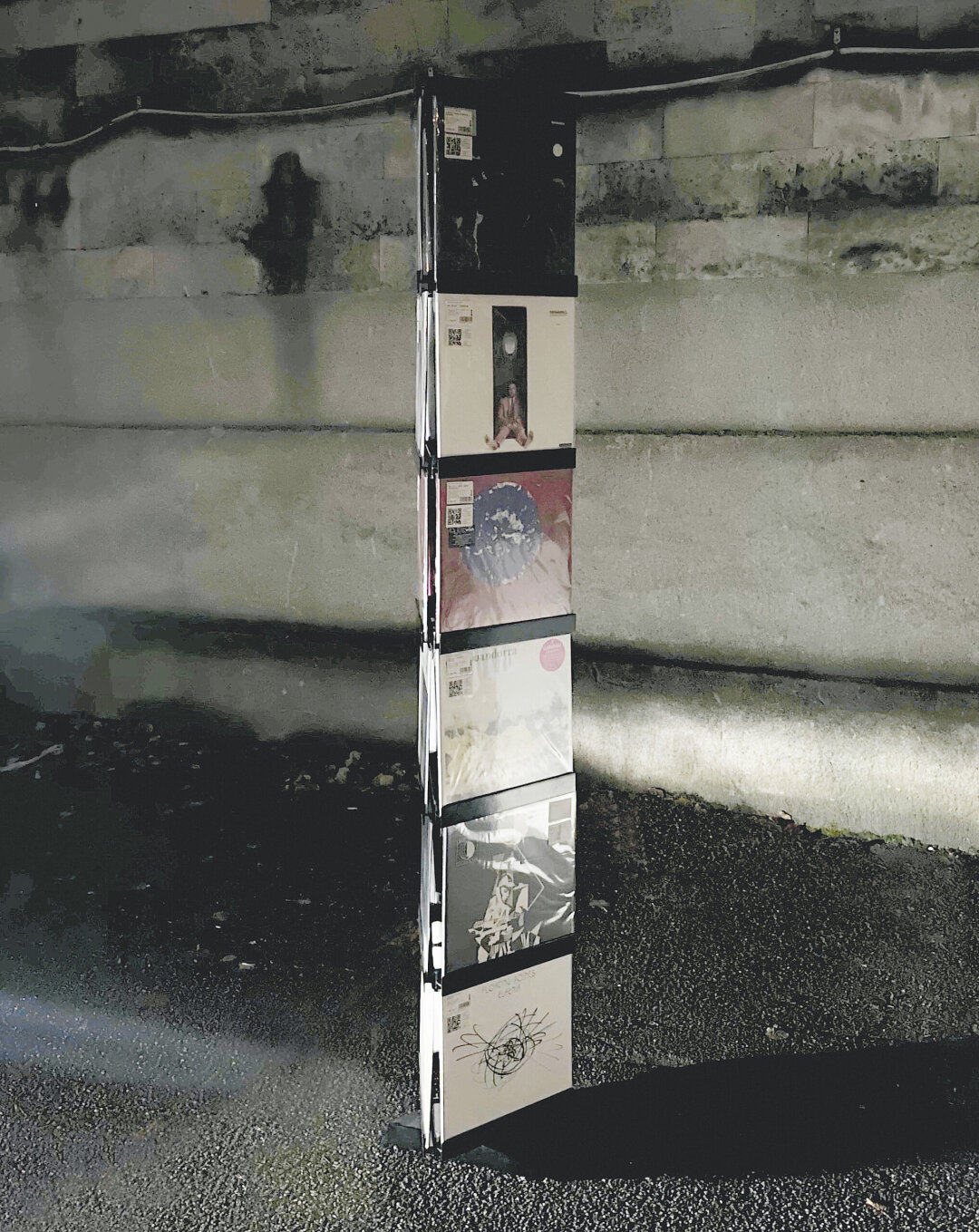 Полка-витрина создана для поп-ап-винилового магазина пластинок «Ритм»