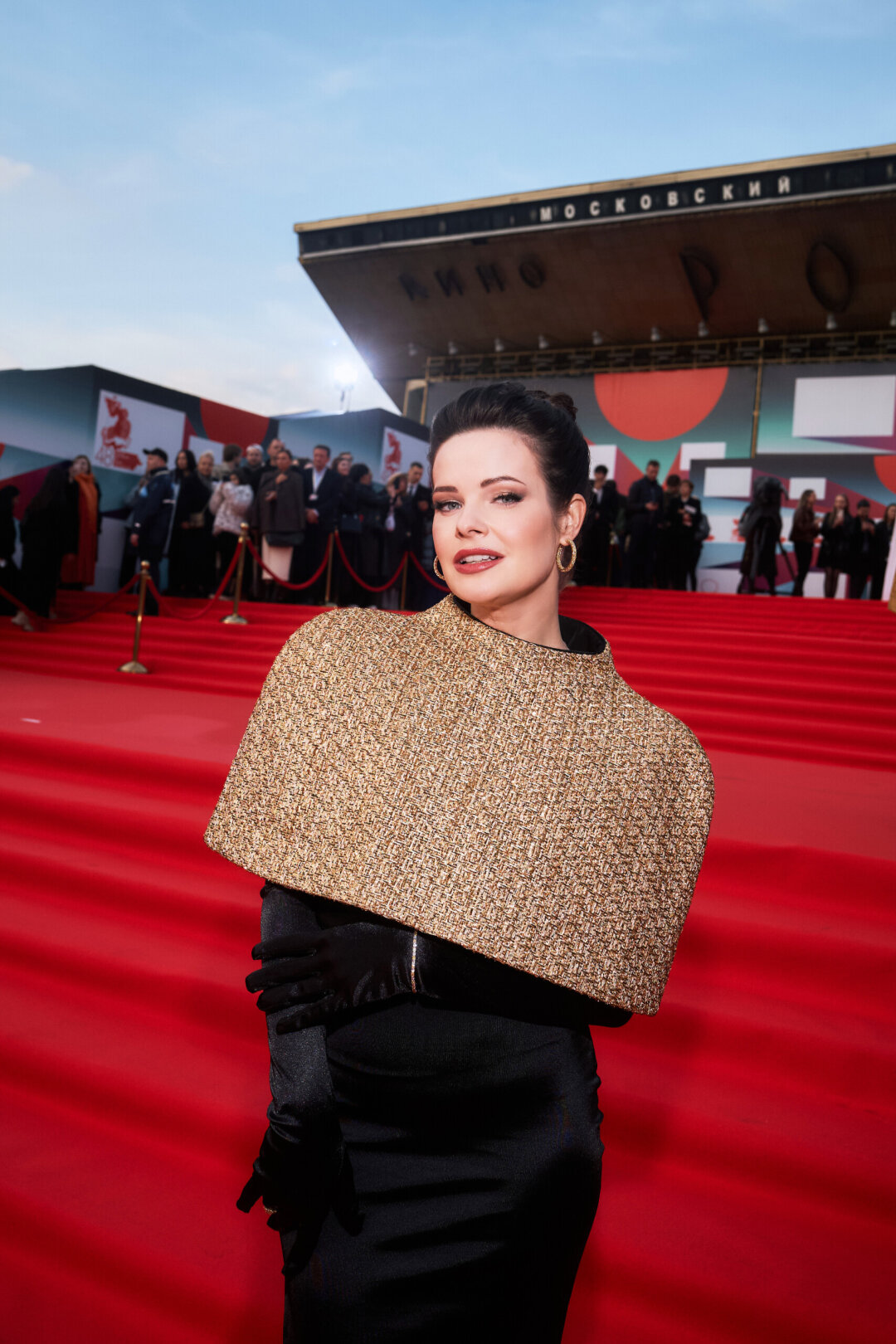 Анна Пескова в серьгах и браслете Classic из желтого и белого золота с бриллиантами