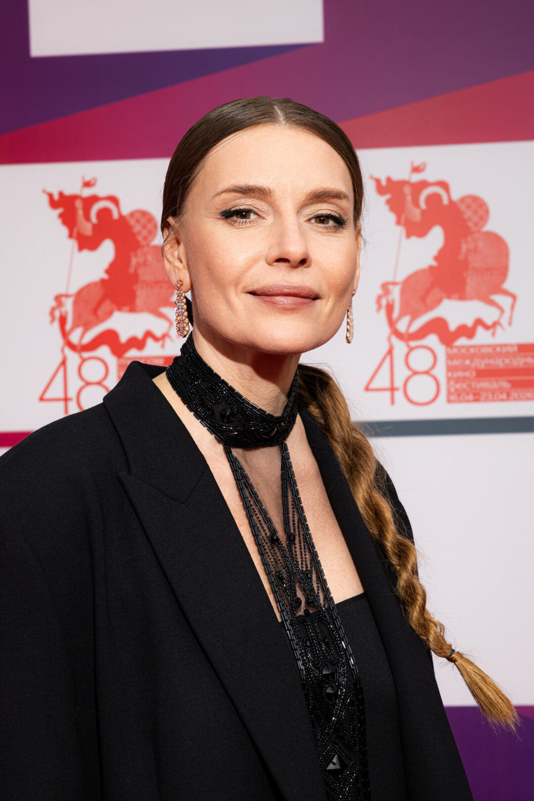 Любовь Толкалина в серьгах Art Deco из розового золота с бриллиантами