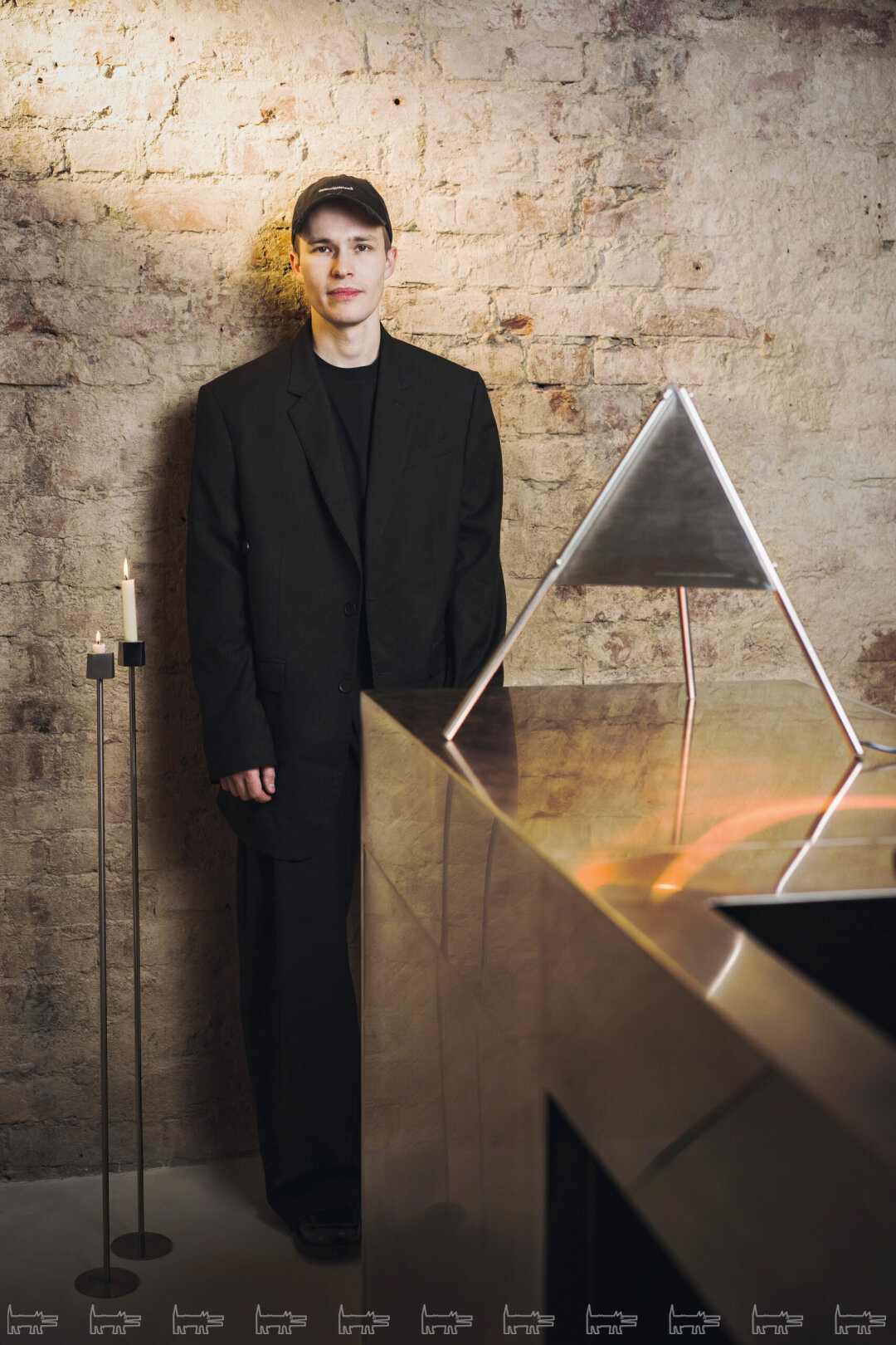 Вова Спакис, подсвечники и напольная лампа его дизайна сфотографированы в апартаментах в Коломне — интерьер соавторства Вовы, Оли Кулиш и Димы