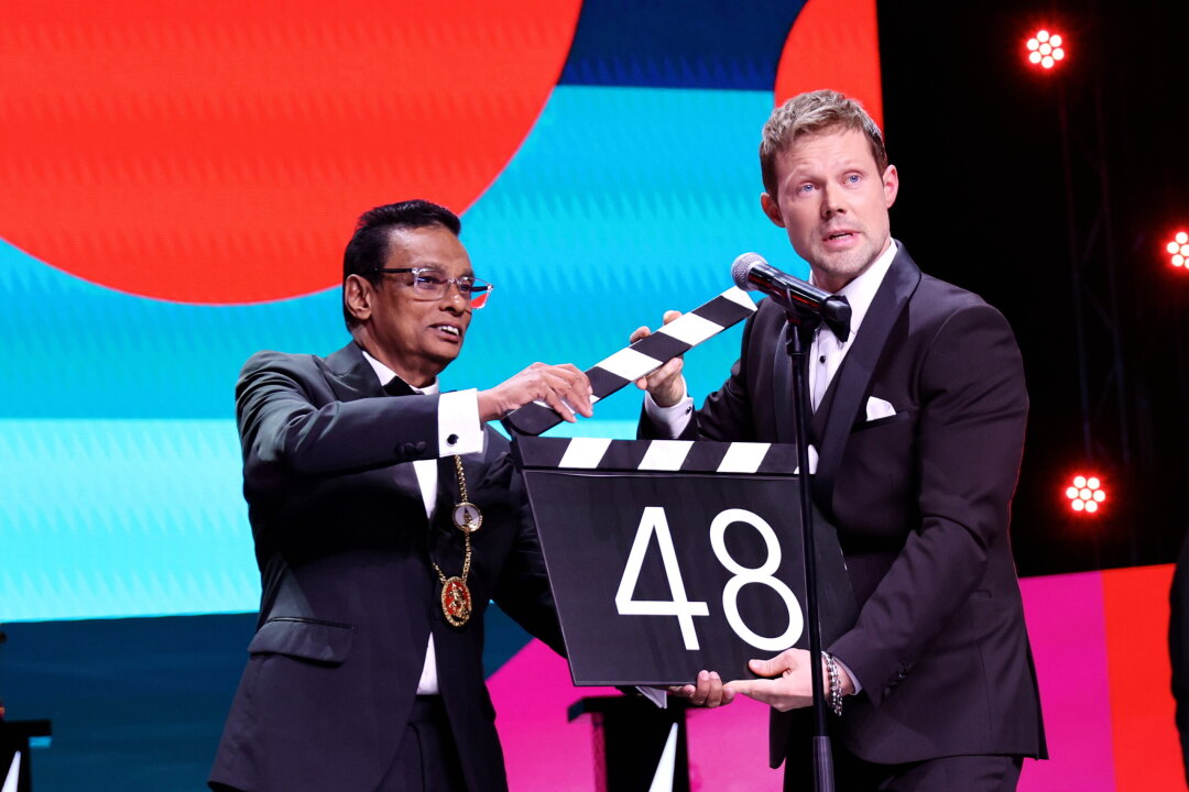 Председатель жюри Прасанне Витанаге в цепи с образом Георгия Победоносца Mercury и ведущий вечера Даниил Воробьев