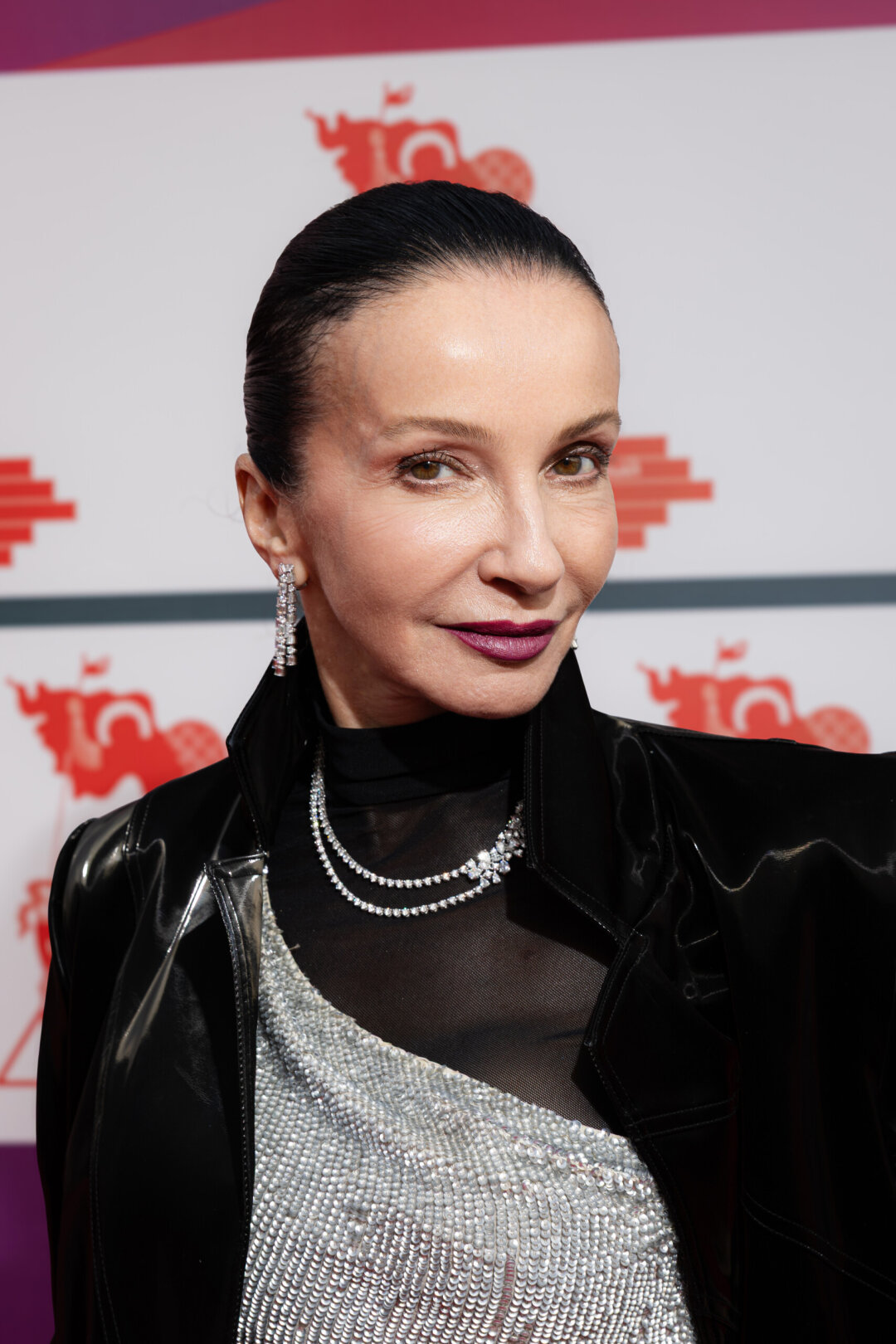 Алла Сигалова в серьгах Classic и колье Flower из белого золота с бриллиантами