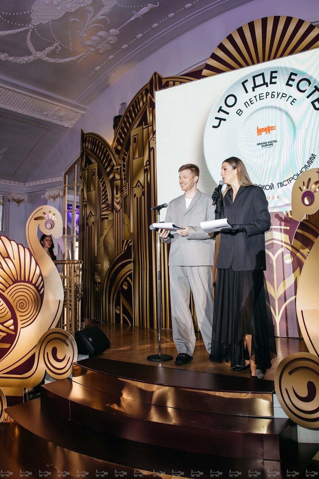 Дарья в тотал-луке JM Studio (за образ в ответе селебрити-стилист Иды Галич Эльмира Тулебаева!) на премии Собака.ru «Что Где Есть в Петербурге» — 2024