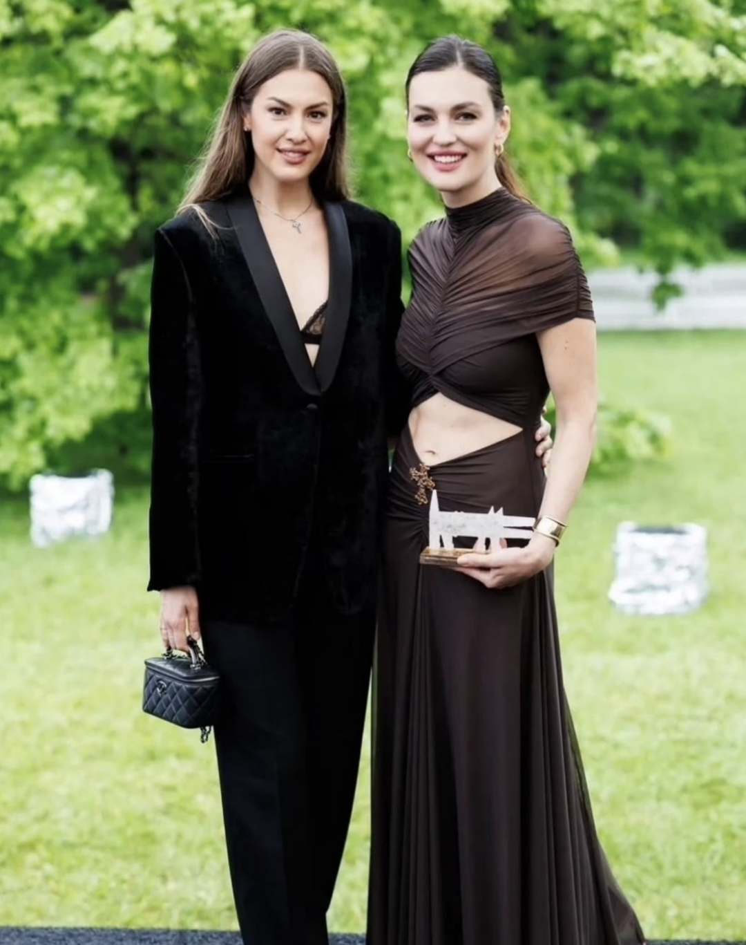 Дарья учит выгуливать Vanity Case Chanel вместе с бархатным black tie костюмом — на премии Собака.ru «ТОП50. Самые знаменитые люди Петербурга» — 2025