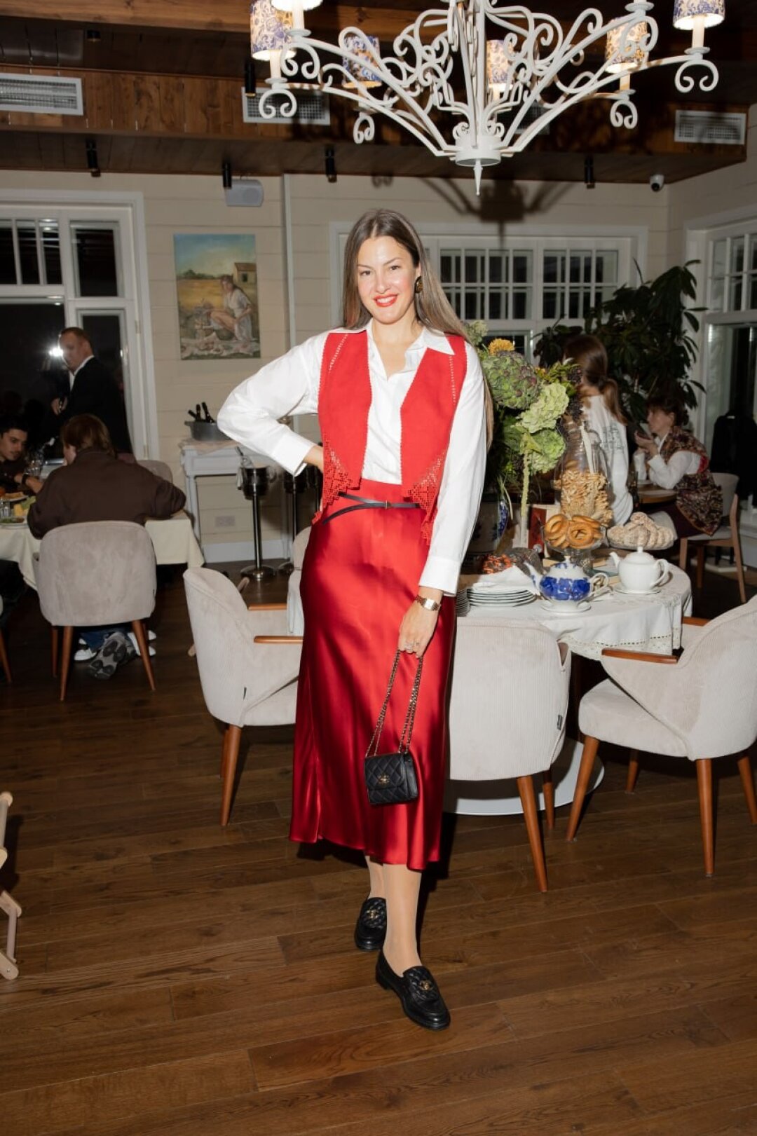 Дарья в восхитительной этножилетке с «Шуйской строчевышивальной фабрики»: дополнила образ контрастным сетом из театрального ридикюля и лоферов Chanel