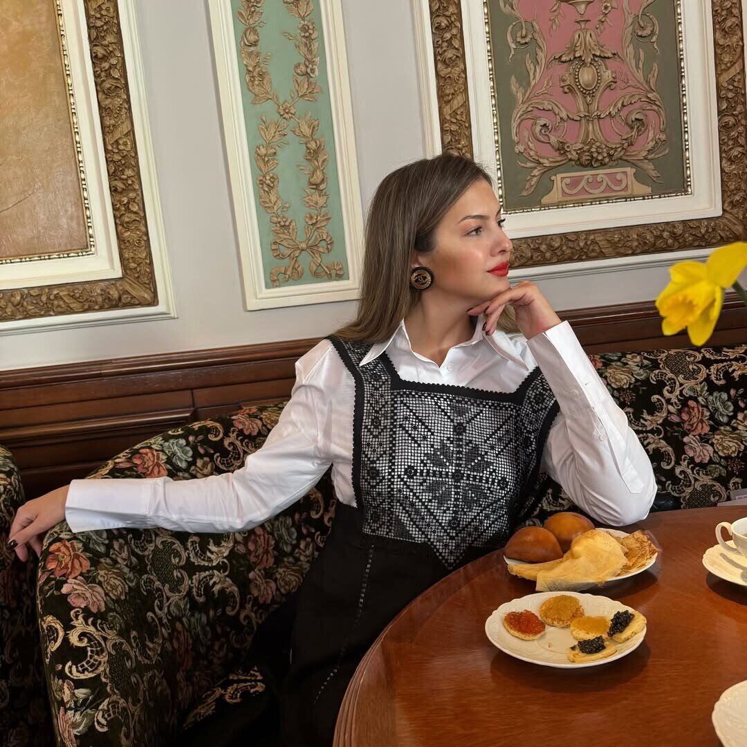 Дарья в этноплатье с «Шуйской строчевышивальной фабрики» на праздновании Масленицы Moskvichka