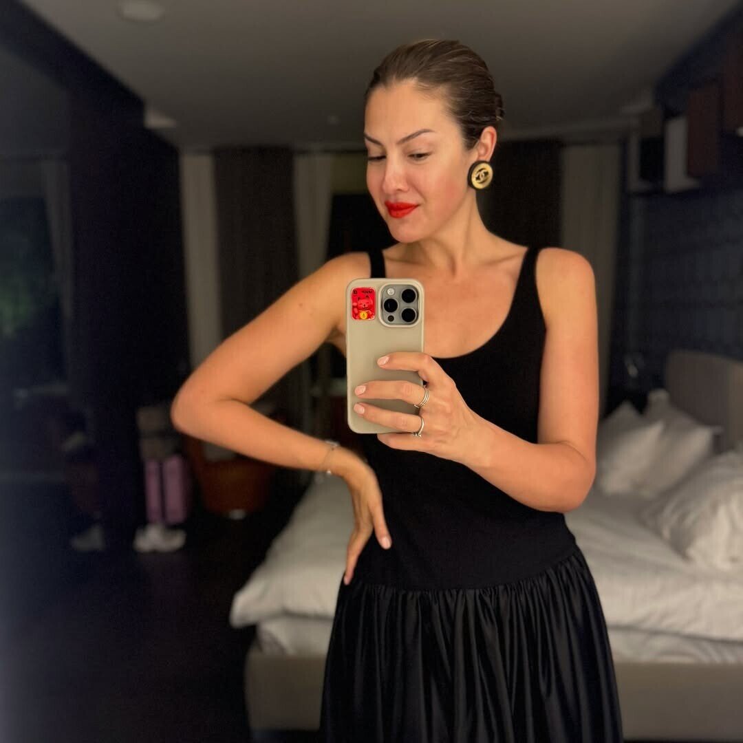 Винтажные клипсы Chanel Дарья сочетает с готичным платьем-тэнктопом