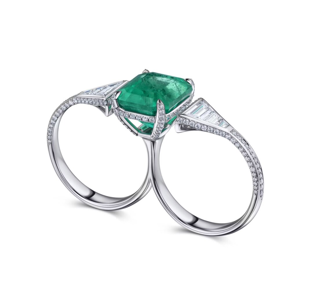 Parure Atelier, 3 597 200 руб. Два кольца из белого золота с бриллиантовыми вставками неразлучны — всё благодаря объединяющему их шестикаратному