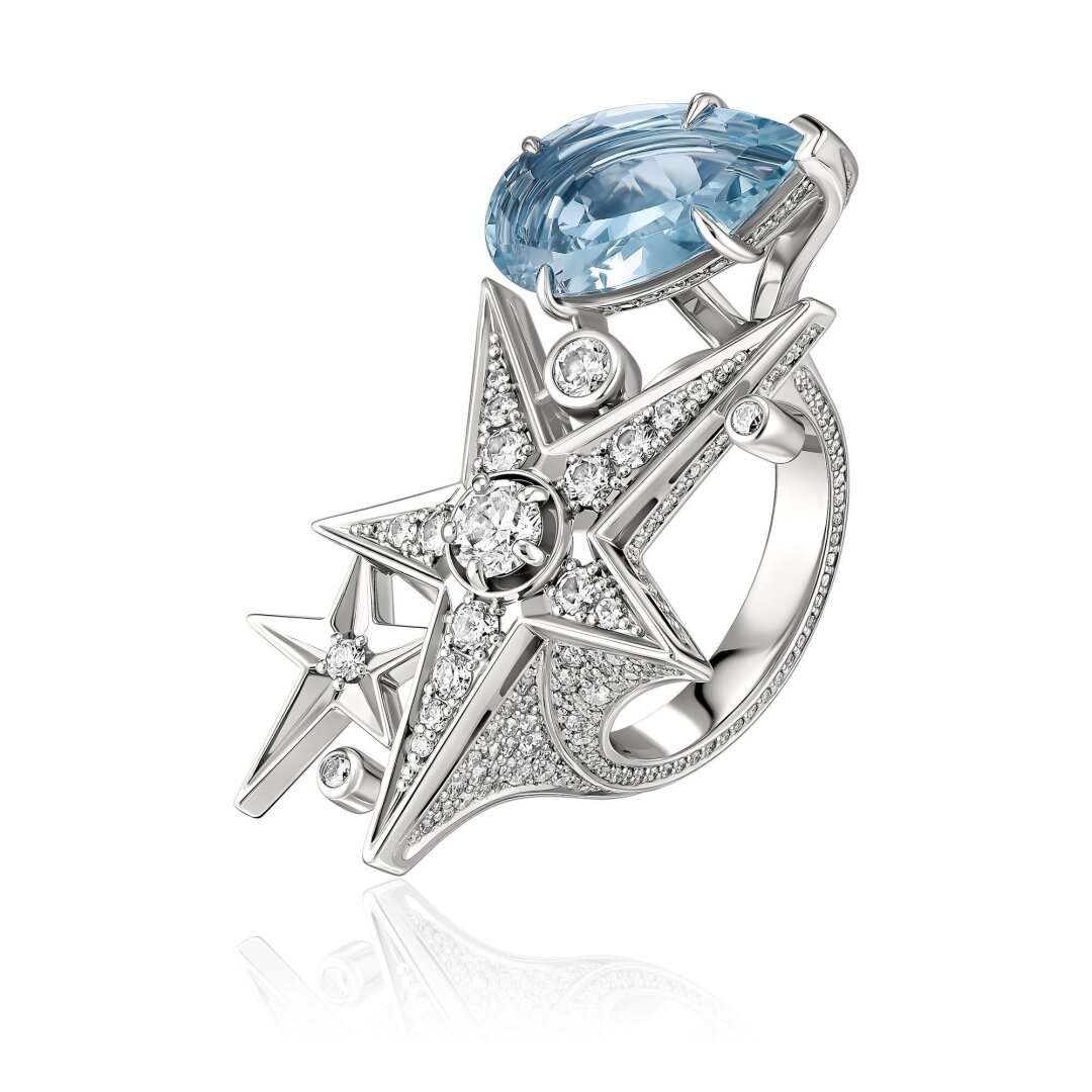 «RS1912 Русские Самоцветы», 2 552 900 руб. Звезды на кольце «RS1912 Русские Самоцветы» надежно защищены — небесные тела притягивает голубой гигант