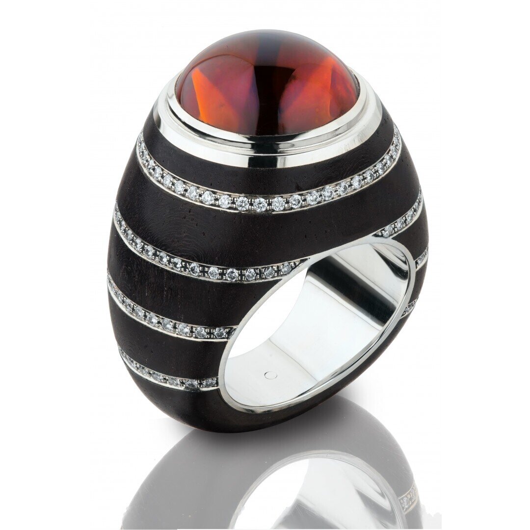 Epic, цена по запросу Две стихии столкнулись в вау-кольце из коллекции «Красная книга»: за землю отвечает эбеновое дерево (специально подбирается под